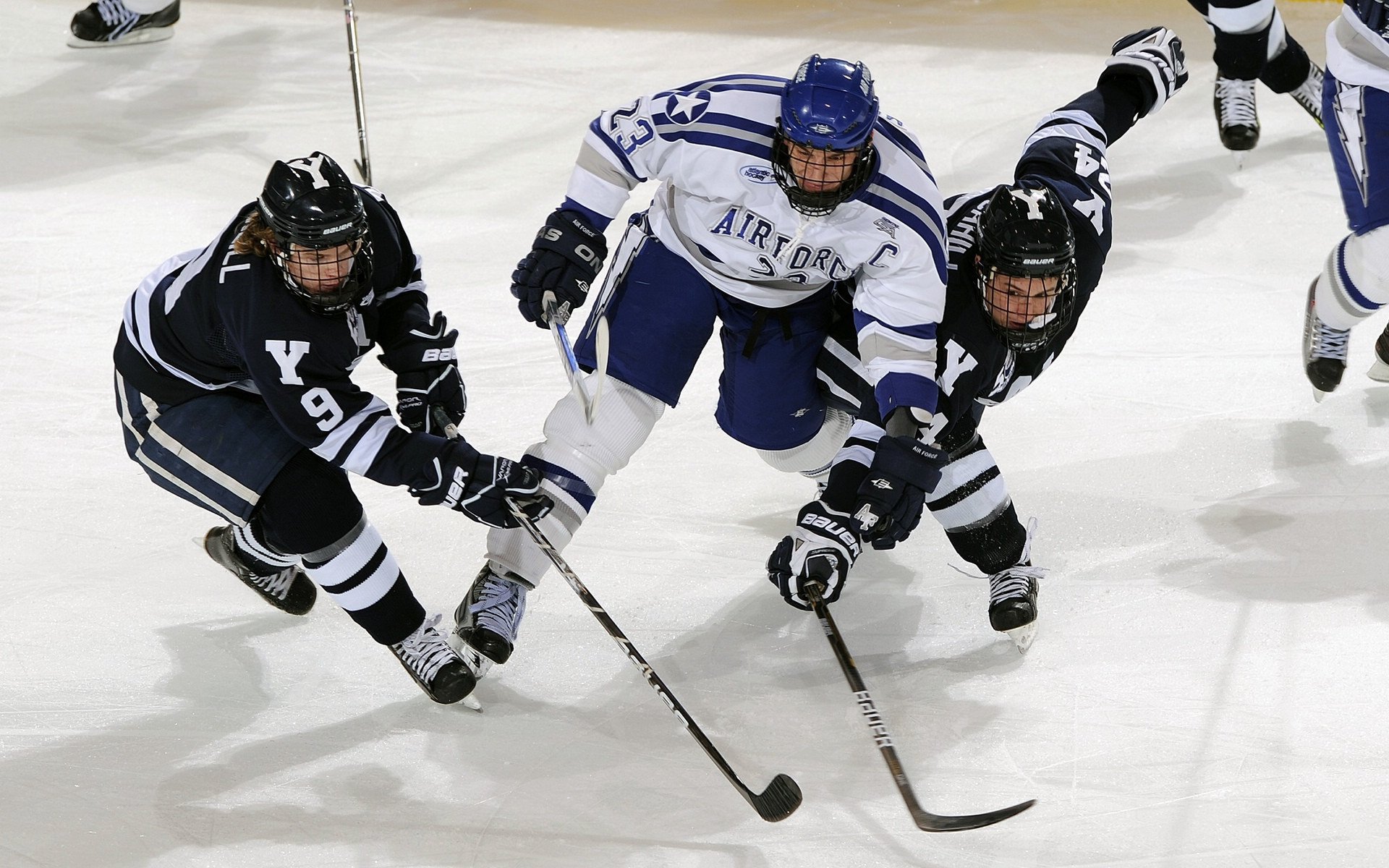 拜仁中场统治力十足，比赛节奏尽在掌控，拜仁中场组合
